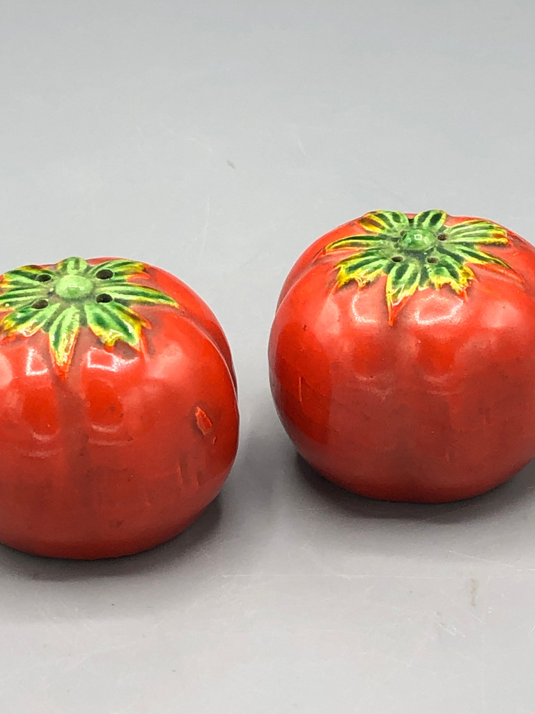 Vintage tomato salt & pepper