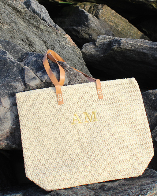 Beach tote in natural straw