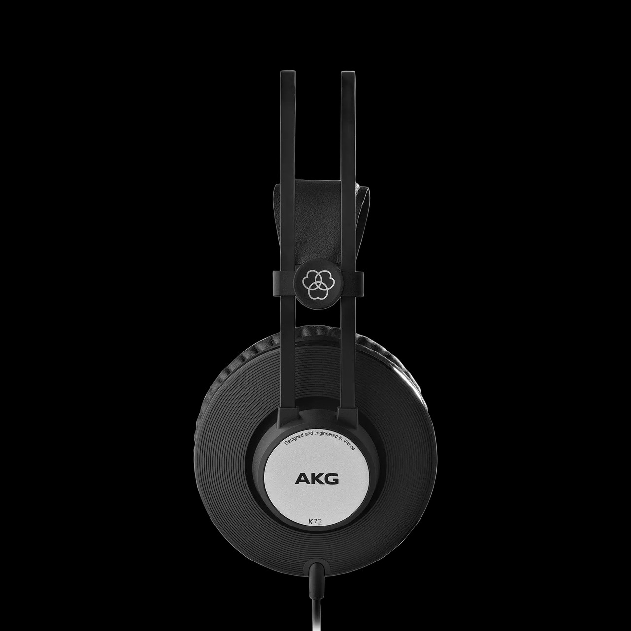 K52  Closed-back headphones