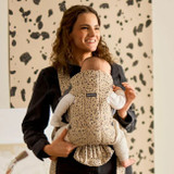 BabyBjörn Porta-Bebé Mini Woven Beige/Dark Grey Print 021038
