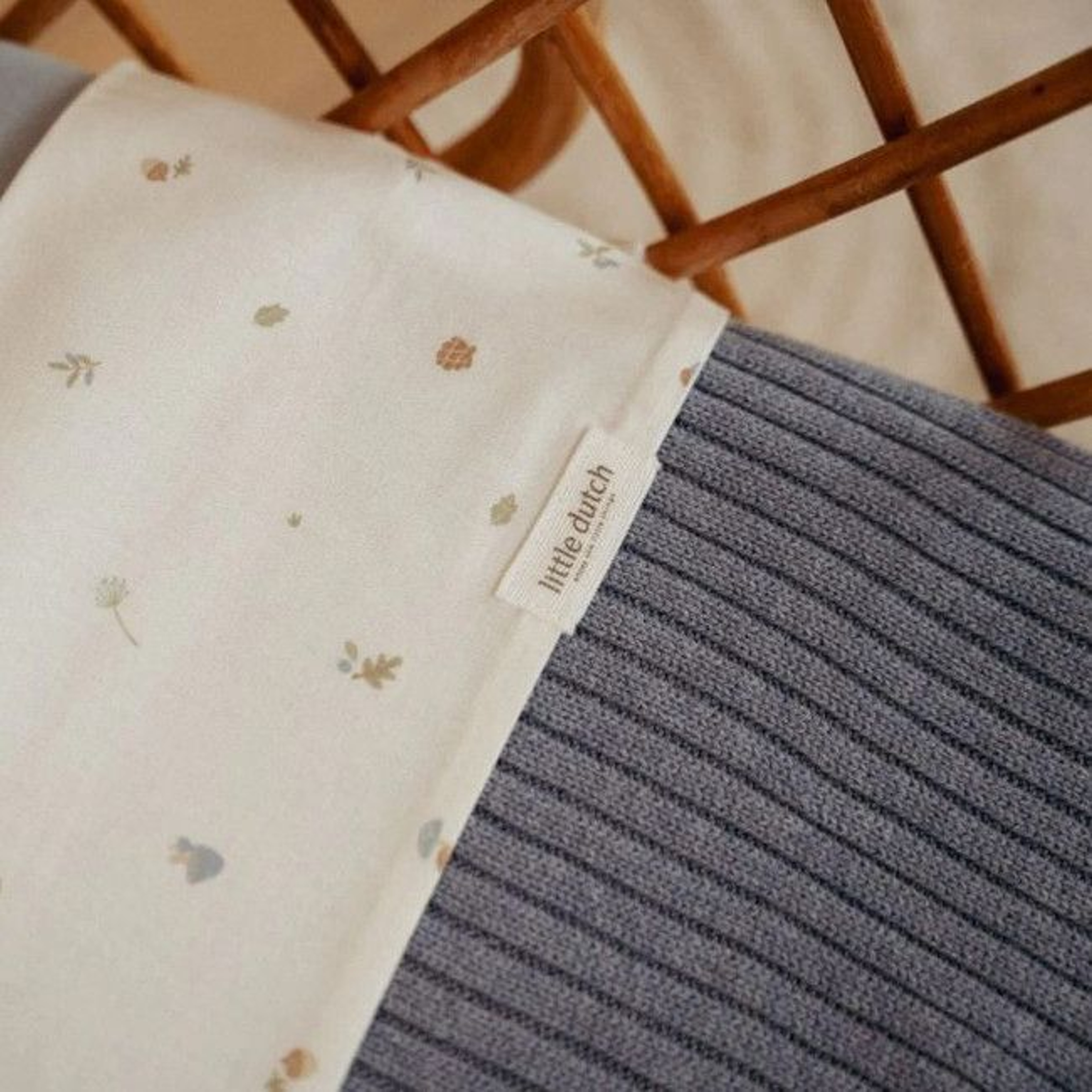 little_dutch_manta_tricotada_pure_denim_blue003