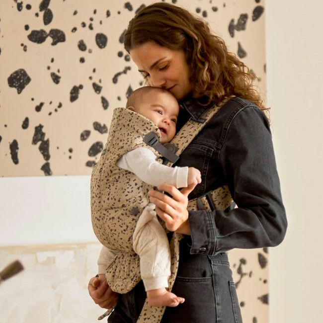 BabyBjörn Porta-Bebé Mini Woven Beige/Dark Grey Print 021038