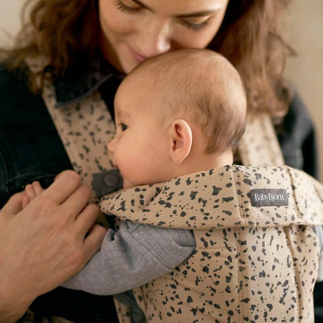 BabyBjörn Porta-Bebé Mini Woven Beige/Dark Grey Print 021038