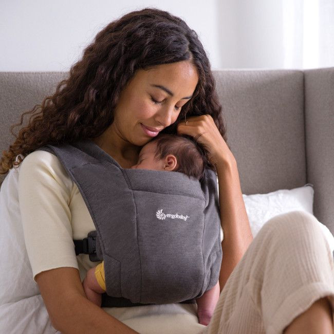 ergobaby_porta_bebe_embrace_gris006