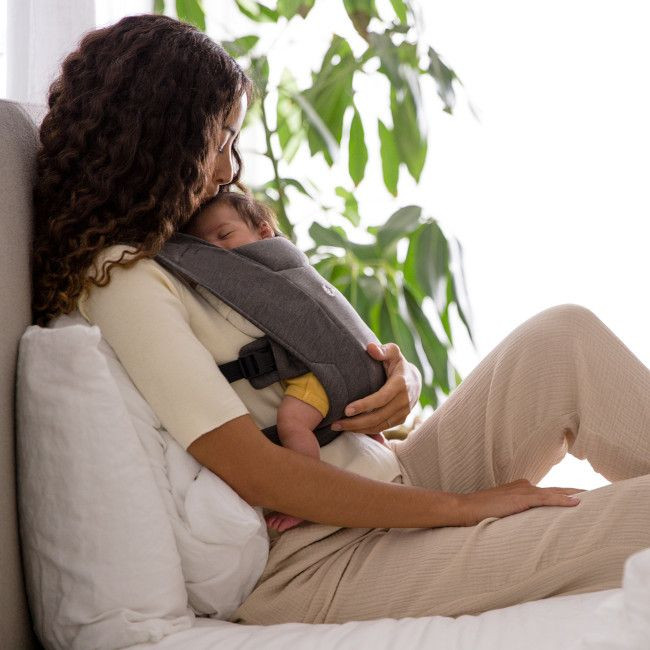 ergobaby_porta_bebe_embrace_gris005