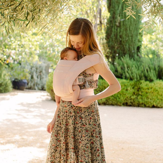 ergobaby_porta_bebe_embrace_rosa004