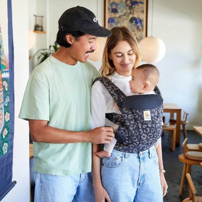 Ergobaby Porta-Bebé Omni Dream Black Leopard EBCDRBLKLPD