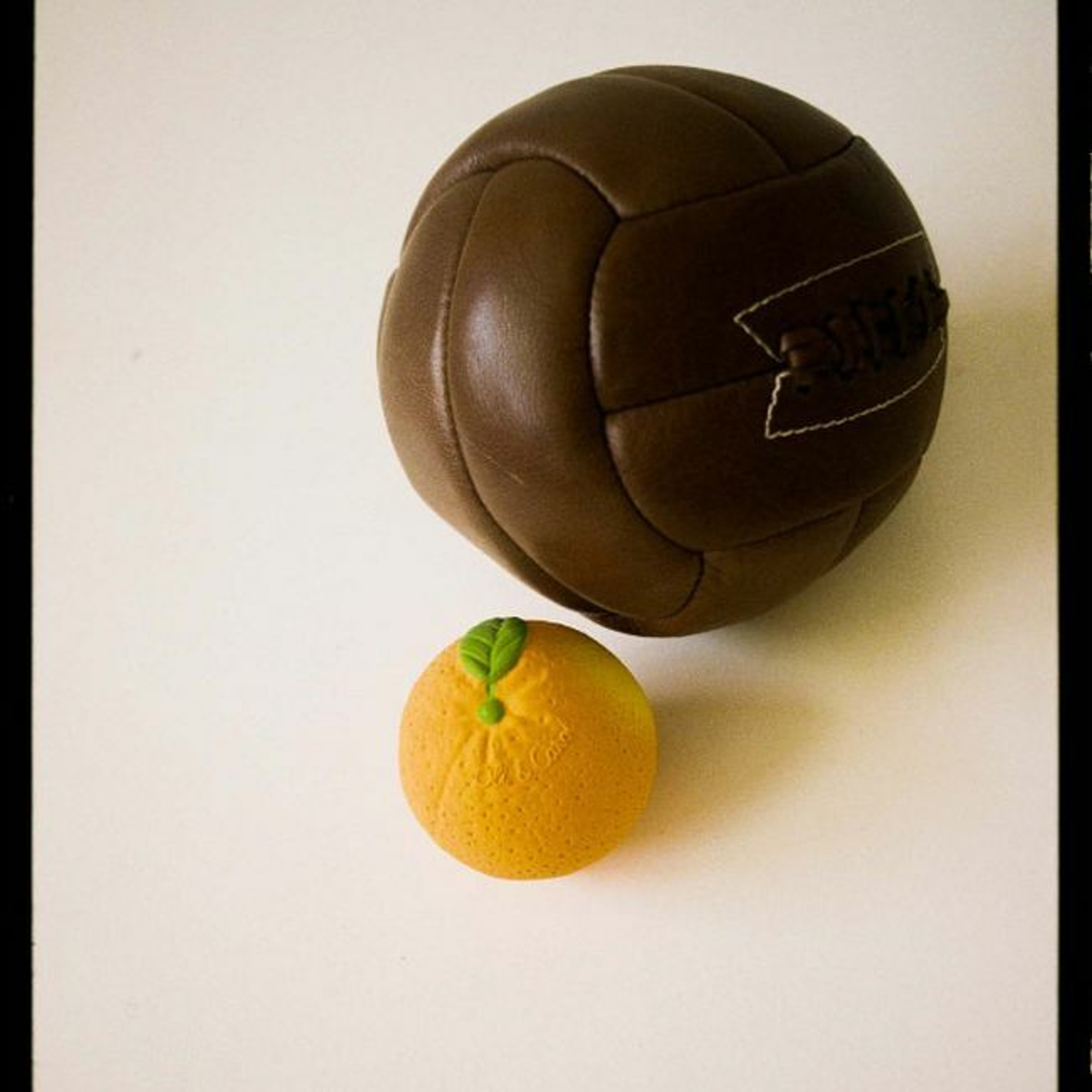 Oli&Carol Bola Sensorial Laranja +0M L-BALL-ORANGE