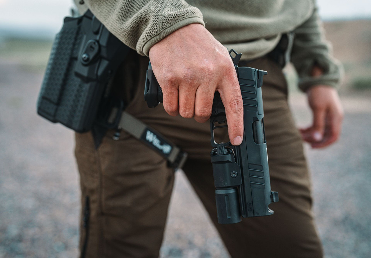 Lifestyle | DS Comp | with a light, drawn from a belt holster