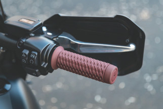 Kuryakyn Braaap Grips 7/8in Red