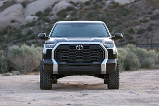 Fabtech 2022 Toyota Tundra 4WD Factory Rear Coils 3in UCA Sys w/Fr Dirt Logic 2.5 Resi C/O Rr Coil