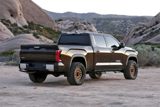 Fabtech 2022 Toyota Tundra 4WD Factory Rear Coils 3in UCA Sys w/Fr Dirt Logic 2.5 Resi C/O Rr Coil