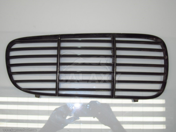 04-07 XJ 8 R Left Van Type Grille C2C11747 2W93-01896-Ba