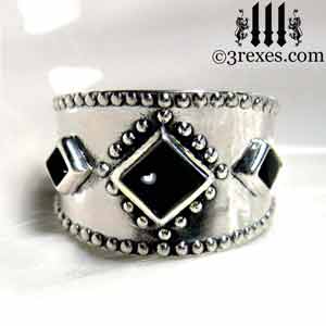 3-wishes-silver-ring-black-0nyx-cabochon-stone-front-gothic wedding ring