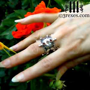 full-crown-silver-ring-gothic-garnet-cabochon-wedding-band-model-flowers