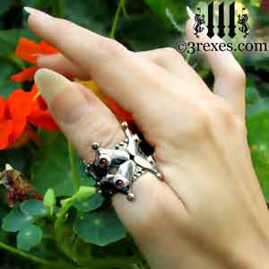 full-crown-wedding-ring-garnet-cabochon-stone-silver-gothic-model-flowers