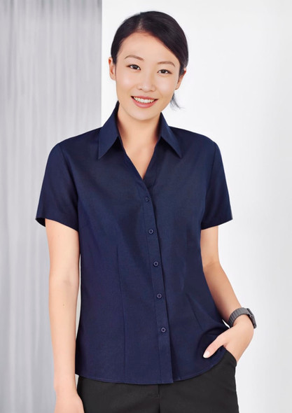 A navy plain short sleeve button-up shirt for women, featuring a collared neckline and a slim fit. A navy plain short sleeve button-up shirt for women, featuring a collared neckline and a slim fit.