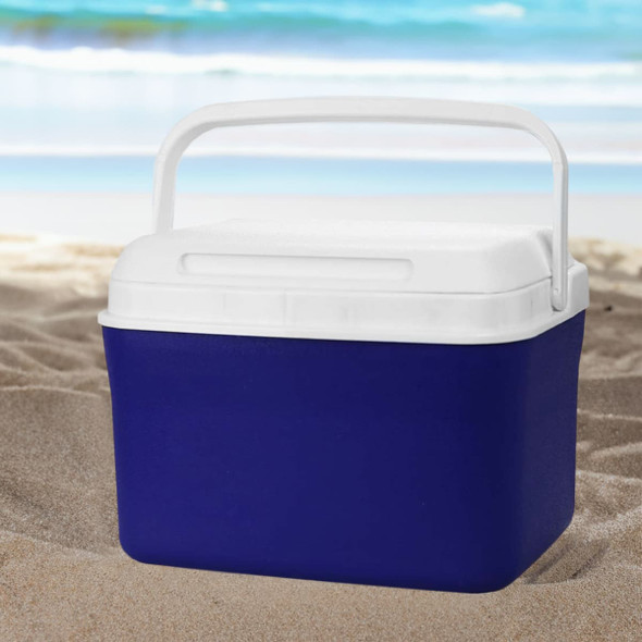 A cooler box in navy blue with a white lid and handle, set against a beach background.