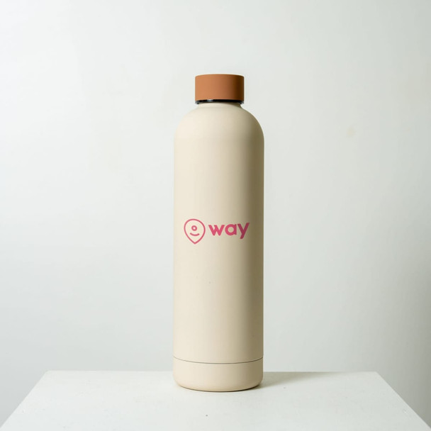 A drink bottle with a sleek, cream-coloured body and a brown lid, featuring a logo. A drink bottle with a sleek, cream-coloured body and a brown lid, featuring a logo.