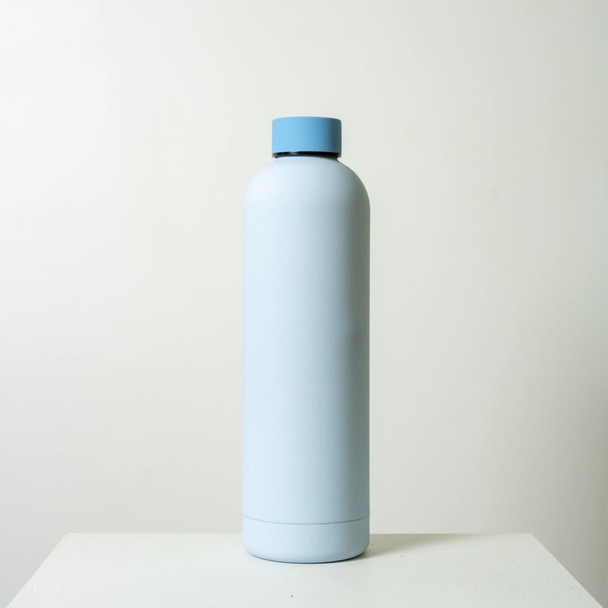 A drink bottle in soft blue with a matching cap, featuring a simple design and a logo on the side. A drink bottle in soft blue with a matching cap, featuring a simple design and a logo on the side.