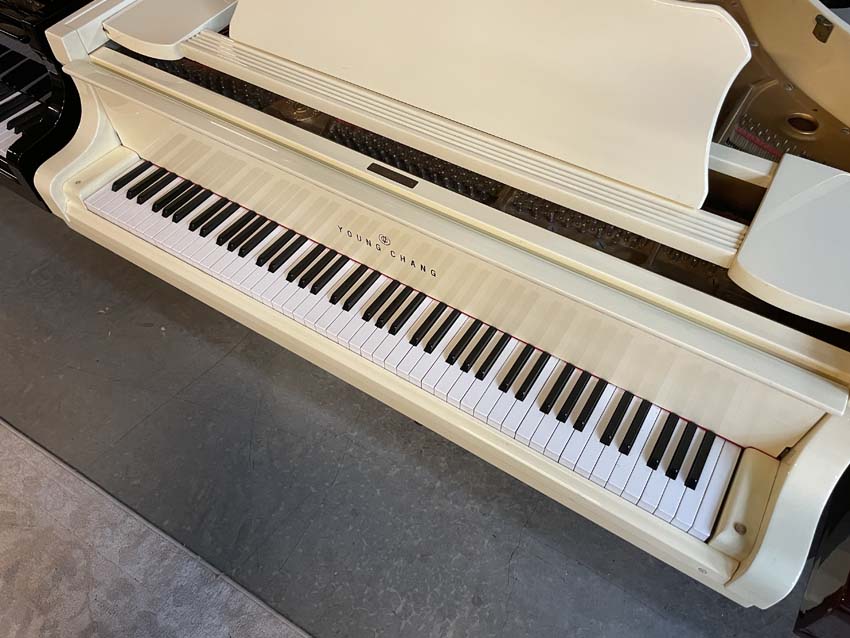 1983 Young Chang 5'2" G157 Baby Grand Piano | Polished White | SN: G008266