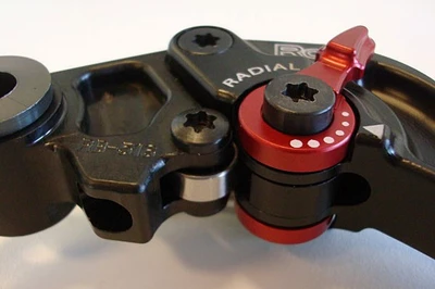 Fully adjustable 'on the fly' dial lever. Very easy with gloves.