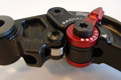 Fully adjustable 'on the fly' dial lever. Very easy with gloves.