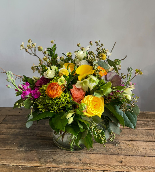 Centerpiece size flower arrangement(WITH VASE)
