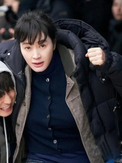 Kim Hye-su Unmasked Puffer Coat