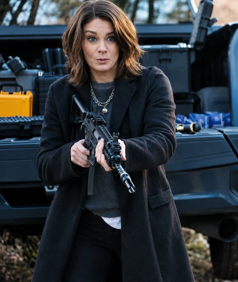 Nadia Kelly The Hunting Wives S02 Coat