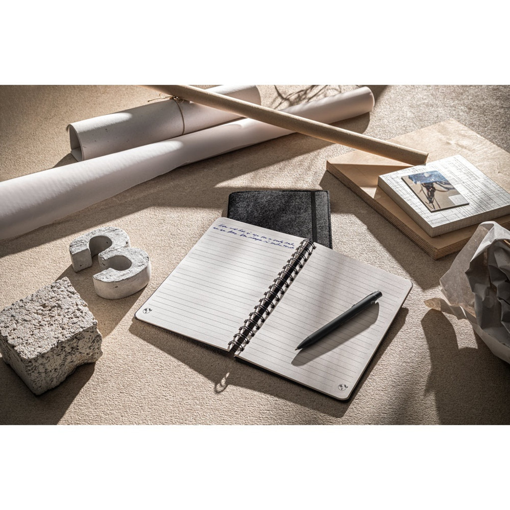 MISHIMA. Σημειωματάριο A5 με ημίσκληρο εξώφυλλο από ανακυκλωμένη τσόχα (100% rPET) με κρίκους και σελίδες με γραμμές