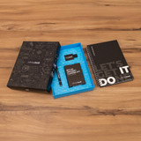 STARTER KIT INFINITEBOOK. Σετ "Infinitebook" με σκληρό εξώφυλλο, 1 σετ καθαρισμού, 1 μαρκαδόρο και 1 θήκη στυλό