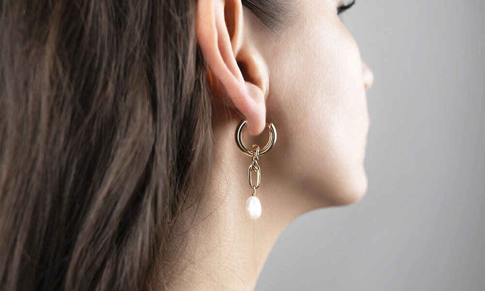 Puesta de pendientes en Espacio de Salud Madrid