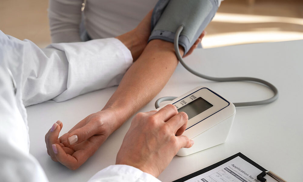 Medición de la tensión y electrocardiograma en Espacio de Salud Madrid