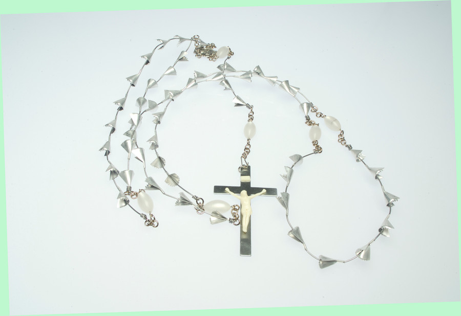 Rosary R-53T - 53 Tea Roses with 3.5in Crucifix