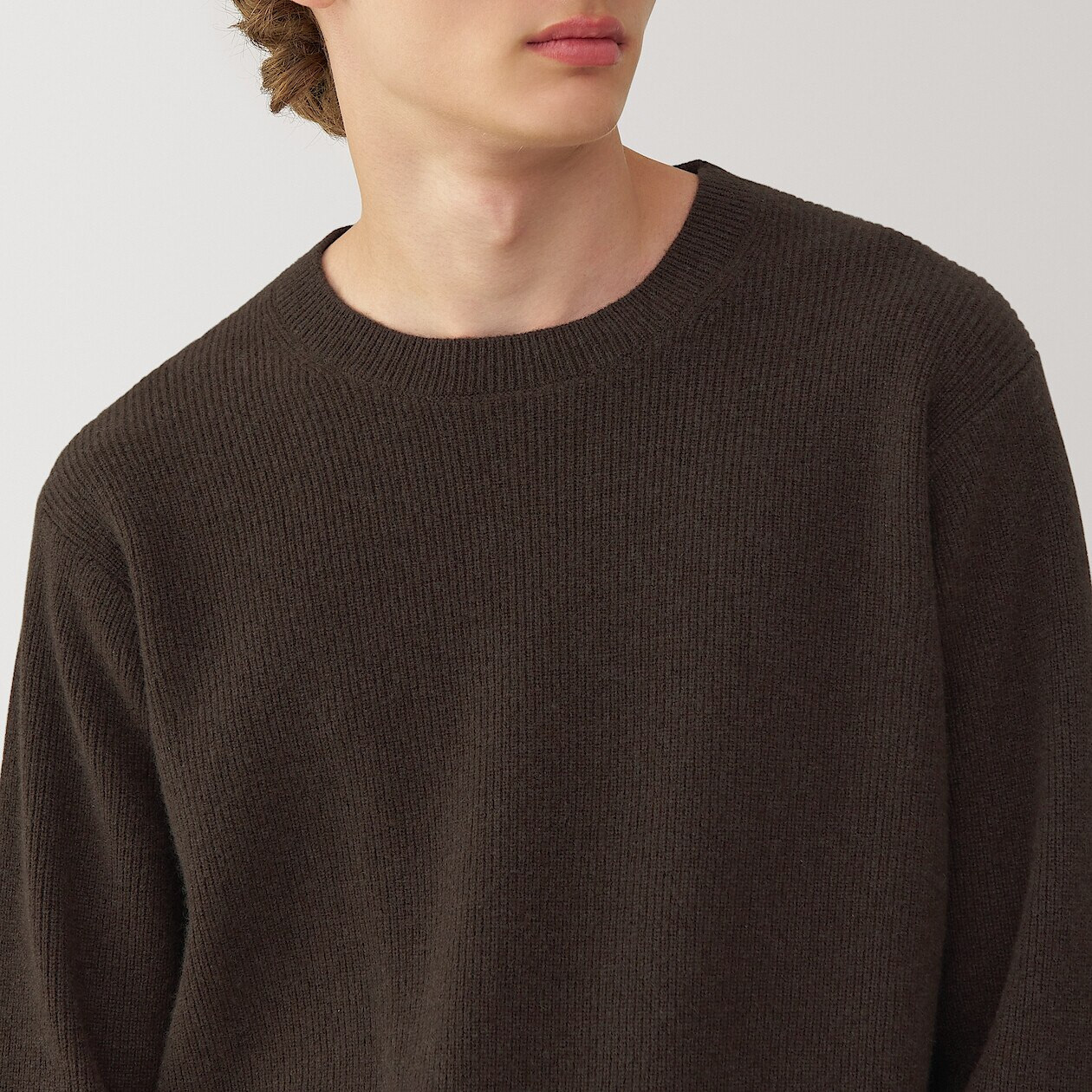 Pull col rond en laine de yak pour homme ‐ marron foncé MUJI
