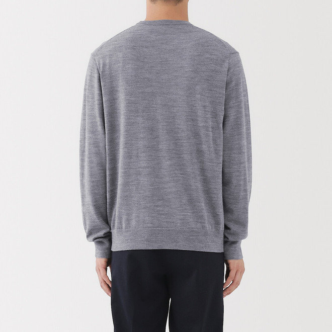Pull à col rond en laine tricot fin pour homme.