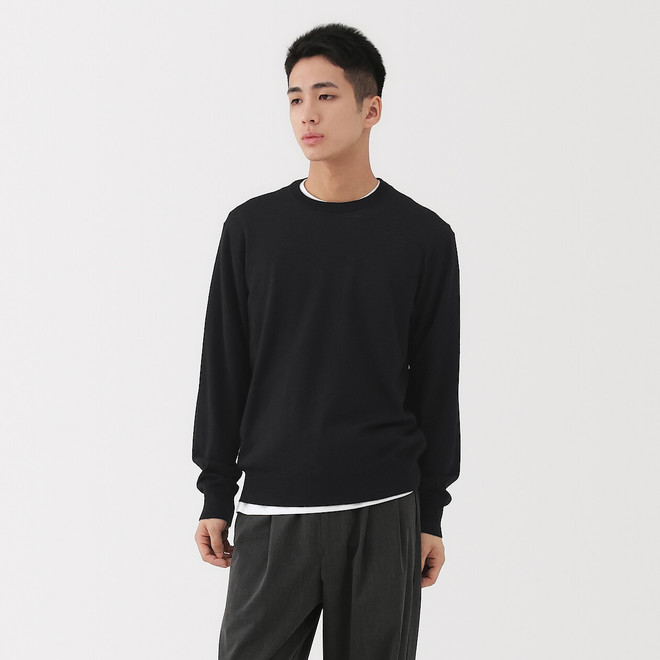 Pull à col rond en laine tricot fin pour homme.