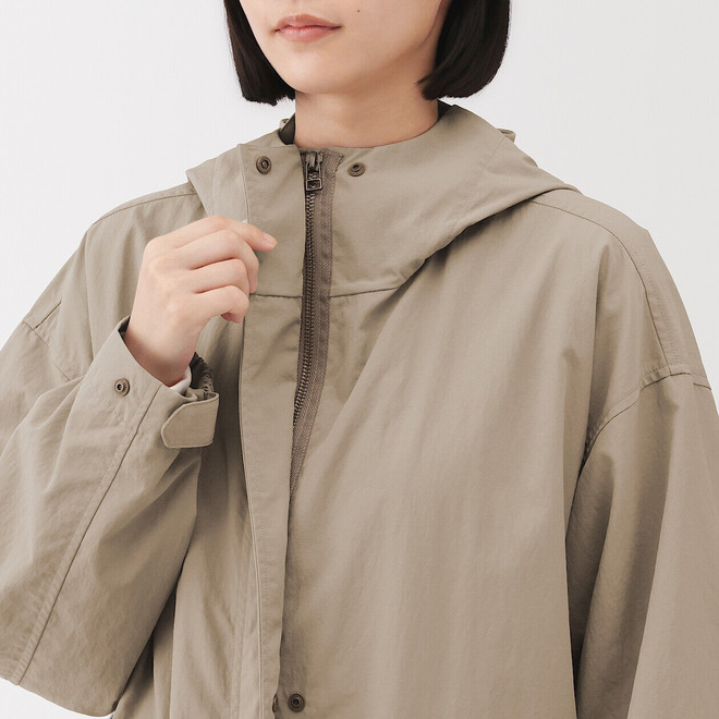 Manteau long à capuche en nylon déperlant pour femme