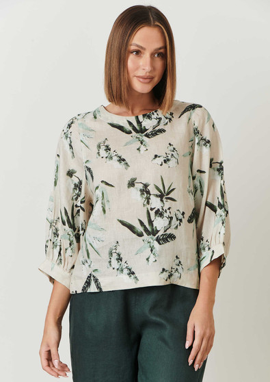 NATURLAS BY OLIVE ET JULIE ELBOW SLEEVE TOP IN AMAZON PRINT