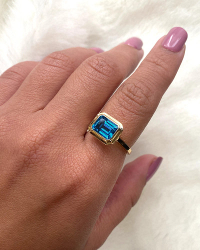 London Blue Topaz Emerald Cut Bezel Set Ring (3.10 cts)