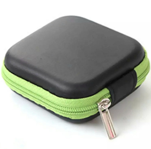 The perfect little case to carry 4 - 5ml essential oil bottles or use to hold earphones, money, or any small item. Theres a zipper to keep everything secure inside and a clip so you can clip to jeans, purse, coat so it is at your fingertips to grab and go! The perfect little case to carry 4 - 5ml essential oil bottles or use to hold earphones, money, or any small item. Theres a zipper to keep everything secure inside and a clip so you can clip to jeans, purse, coat so it is at your fingertips to grab and go!