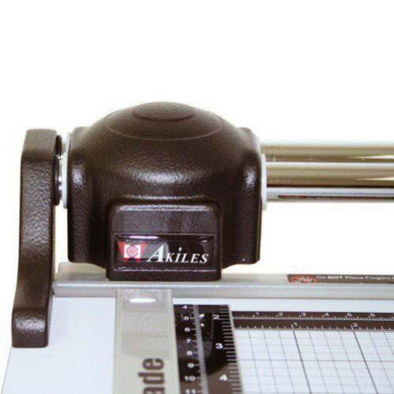 akiles-roll-@-blade-1815-rotary-trimmer
