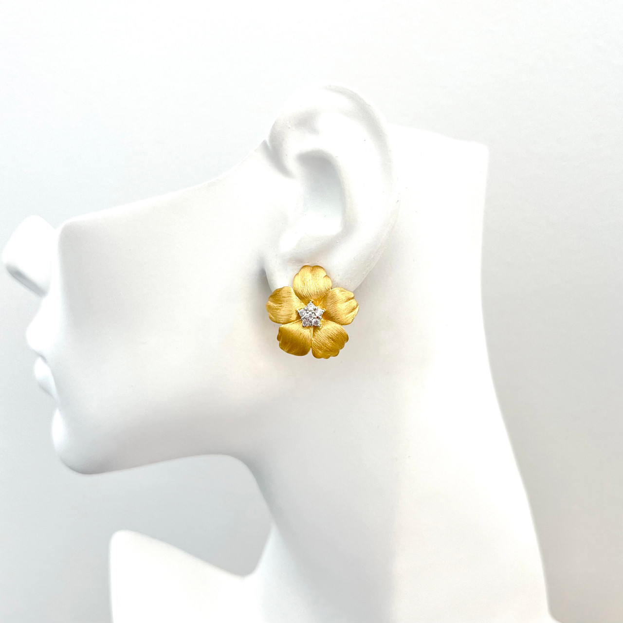 FUA Flower petal 片耳ピアス　ivory color Plumeria Flower Endless Hoop Earrings, Sterling Silver Big