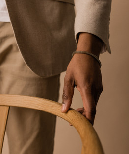 Grand Mesh Bracelet in golden on male model