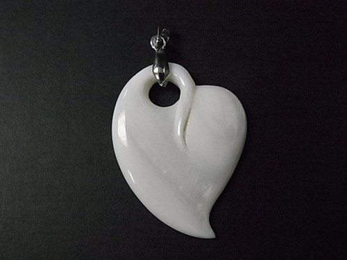 30x40mm Mother Of Pearl Fine Carved Leaf Pendant [e300]