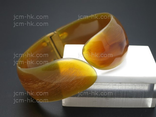 25mm Free Size Amber Horn Bangle. [z7905]