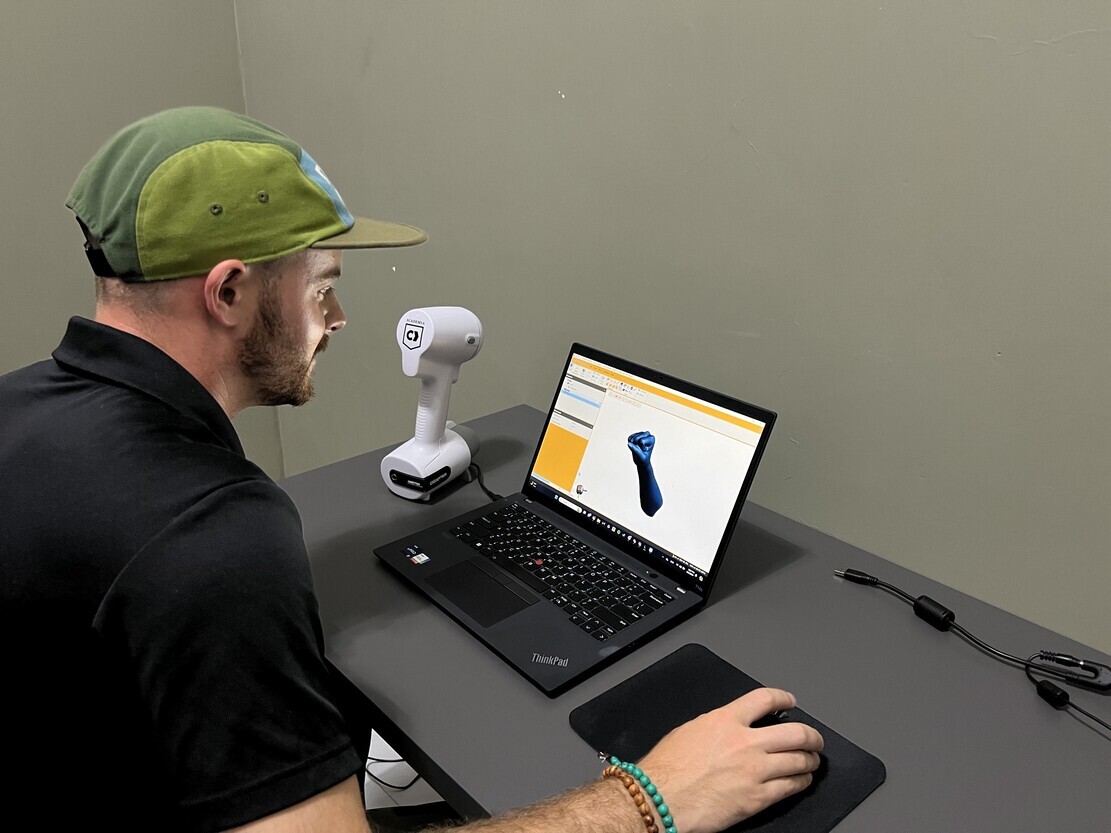 A technician works on a computer with Peel 3D’s 3D scanning software