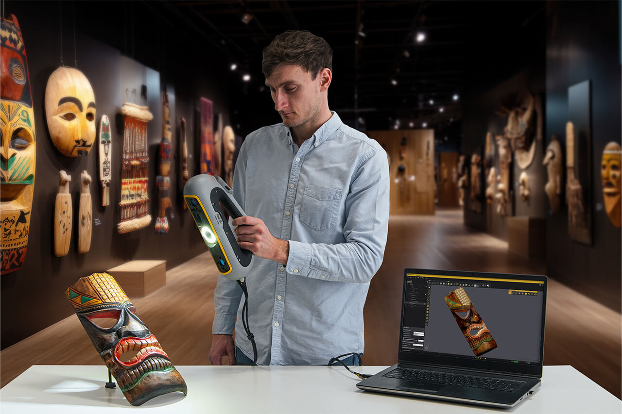 A museologist scans an African mask using a Peel 3 scanner and Peel.OS software