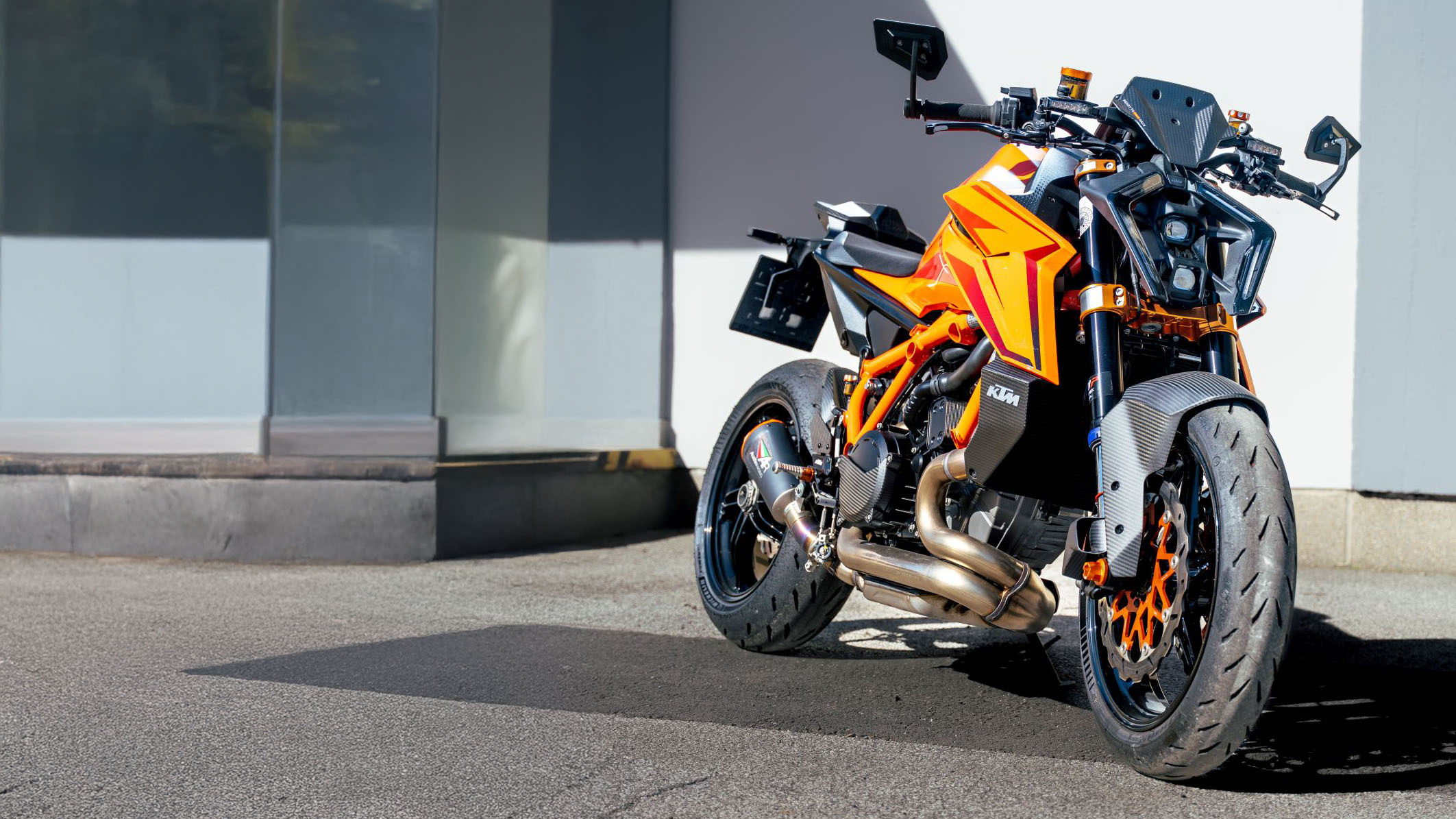 Picture of an orange and black KTM 1390 SUPER DUKE R EVO motorcycle.